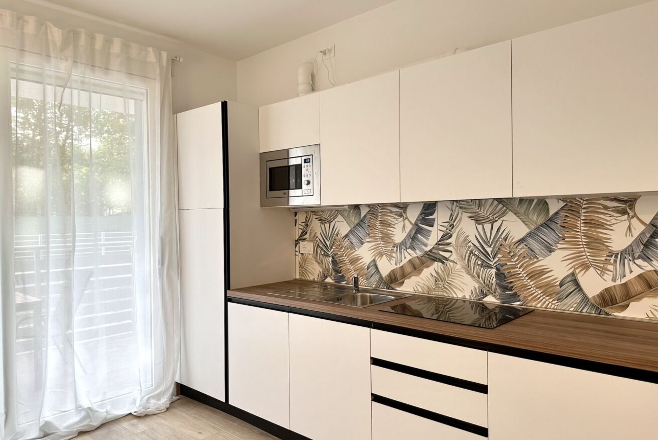 Refrigerador, microondas, lavavajillas y utensilios de cocina 