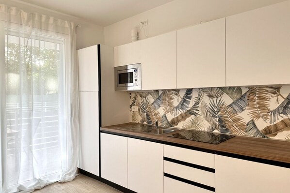 Refrigerador, microondas, lavavajillas y utensilios de cocina 