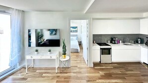 Un apartamento moderno con sala de estar, comedor y cocina.
