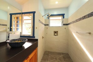 Douche, articles de toilette écologiques, sèche-cheveux