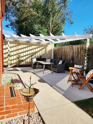 Outdoor dining - The Chateau -perfectly located, walking distance to town, train station & parks. (Maddingley)
