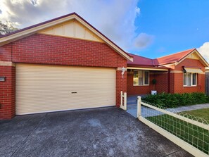 Exterior - The Chateau -perfectly located, walking distance to town, train station & parks. (Maddingley)