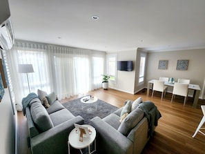 Smart TV, fireplace - The Chateau -perfectly located, walking distance to town, train station & parks. (Maddingley)