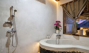 Villa, 2 habitaciones, vista al jardín | Baño | Tina y regadera independientes y regadera tipo lluvia
