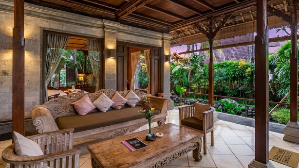 A traditional wooden interior with a sofa, chairs, and a coffee table. - Villa Sujati (Ubud)