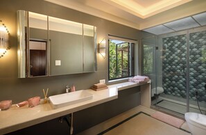 Luxury Villa, Balcony, Partial Sea View | Bathroom | Shower, free toiletries, hair dryer, towels - Luxury Beach villa Absolut (Cansaulim)