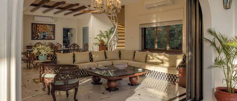 Luxury-Villa, Balkon, eingeschränkter Meerblick | Wohnbereich | 65-Zoll-Flachbildfernseher mit Satellitenempfang