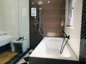 Luxury Double Room, 1 King Bed | Bathroom - The Ardens Hotel - Sentosa - Johor Bahru (Johor Bahru)