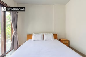 Escritorio, espacio para trabajar con laptop y cortinas blackout 