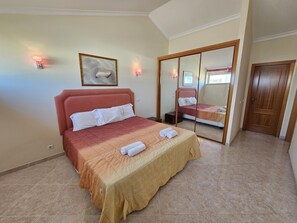 3 habitaciones, tabla de planchar con plancha y acceso a internet