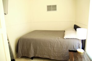 1 bedroom, iron/ironing board, WiFi, bed sheets - Super Cute,  1 Bedroom cottage
close to the river, and 6 miles to the Casino (Corning)