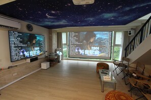 พรีเมียร์วิลล่า, ระเบียง, วิวภูเขา | ห้องนั่งเล่น | ทีวีจอแบน