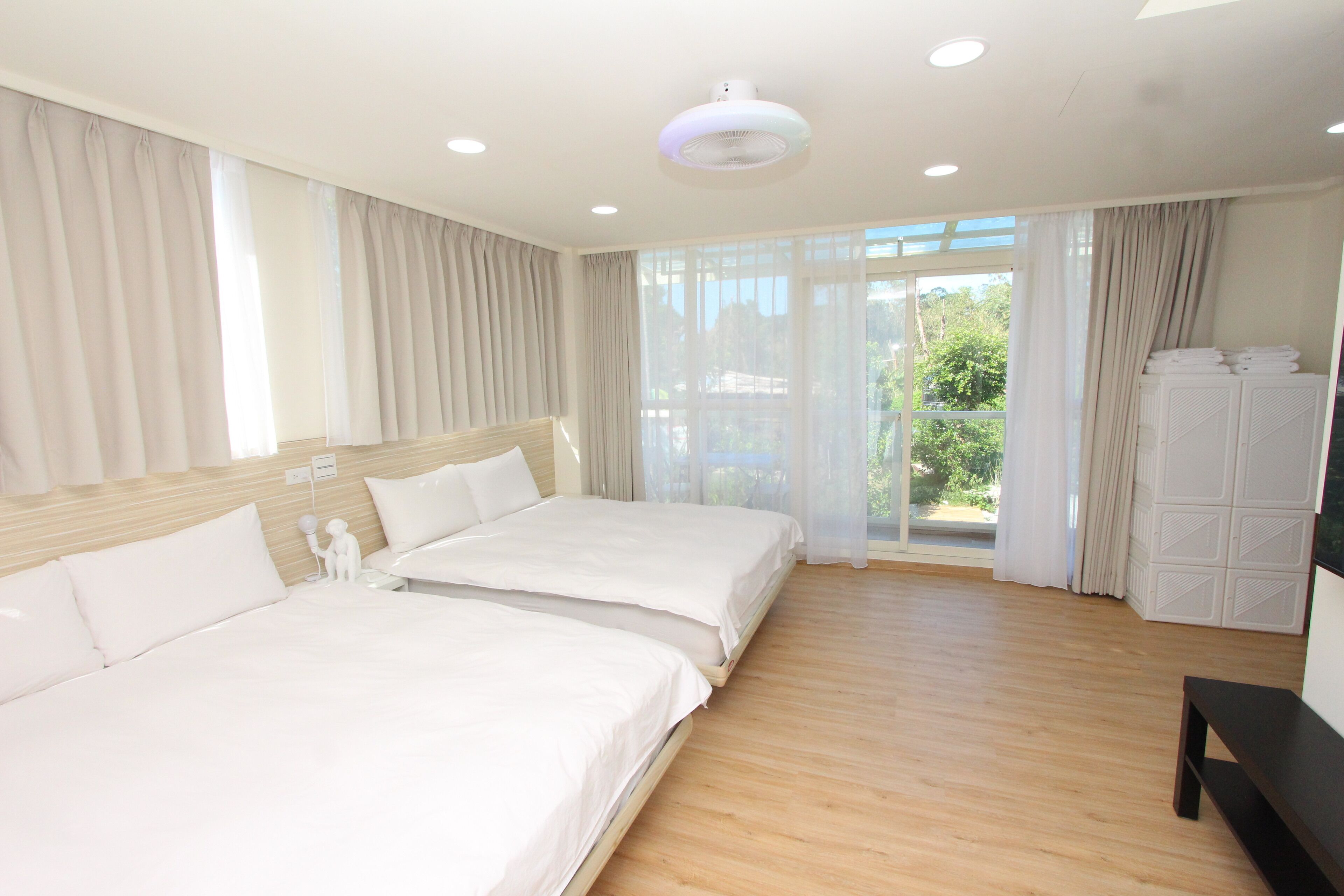 Desk, laptop workspace, soundproofing, free WiFi