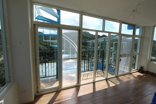 Premier Villa, Balcony, Mountain View | Desk, laptop workspace, soundproofing, free WiFi - Ruifang 15 (New Taipei City)