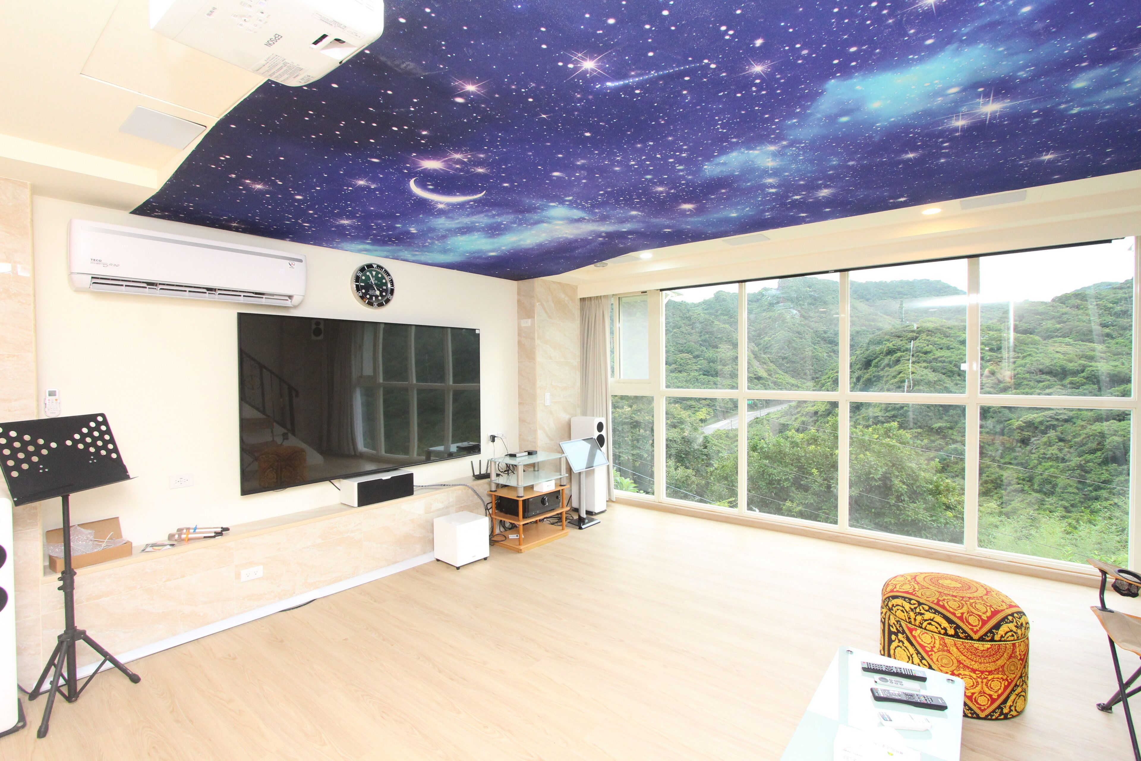 Premier-huvila, parveke, vuoristonäköala | Olohuone | Taulutelevisio