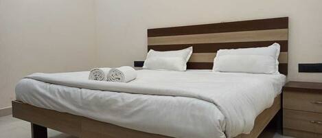 9 chambres, fer et planche à repasser, Wi-Fi, draps fournis