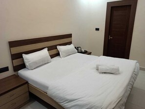 9 bedrooms, iron/ironing board, WiFi, bed sheets