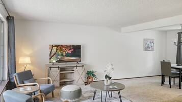 Smart TV, fireplace