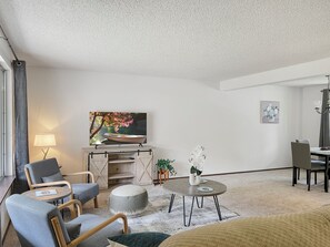 Smart TV, fireplace - Entire home in Port Orchard, Washington with Game Room, Fire Pit and RV Parking (Port Orchard)