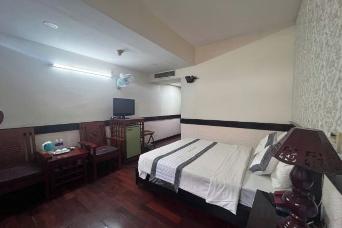Desk, blackout curtains, free WiFi, bed sheets
