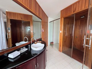Kamar Double Eksklusif | Kamar mandi | Kombinasi shower/bathtub, shower pijat air, pengering rambut, dan sandal