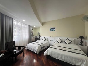 Premier-Dreibettzimmer | Schreibtisch, Verdunkelungsvorhänge, kostenloses WLAN, Bettwäsche