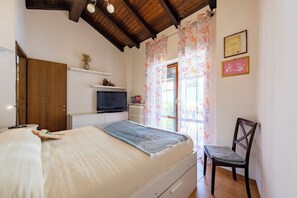 2 bedrooms, free WiFi, bed sheets - Lucy In The Sky of Gignese (Gignese)