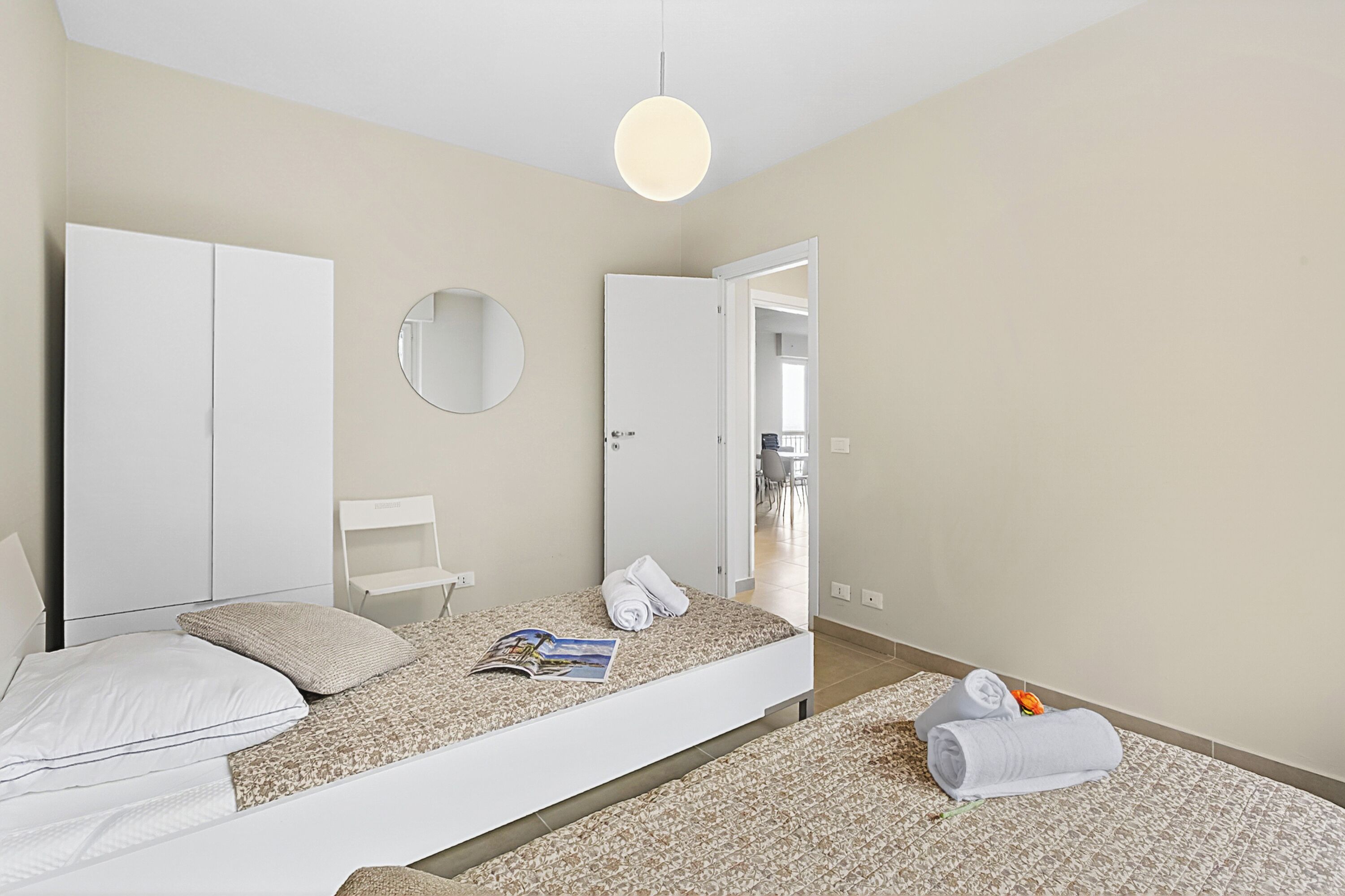 Familienapartment, Mehrere Schlafzimmer, Bergseite (The Golden View) | 2 Schlafzimmer, Bügeleisen/Bügelbrett, kostenloses WLAN, Bettwäsche