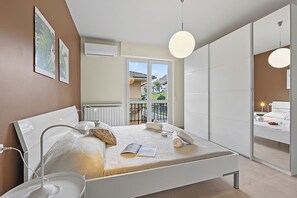 ファミリー アパートメント 2 ベッドルーム バルコニー マ ウンテンサイド (The Golden View: 2-Bed Apartment w/) | 2 室のベッドルーム、アイロン / アイロン台