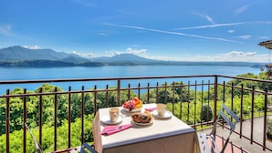 Family Apartment, 2 Bedrooms, Balcony, Mountainside (The Golden View: 2-Bed Apartment w/) | Lake view - The Golden View: 2-bed Apartment w/ AC (Belgirate)