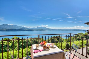 Appartamento familiare, camere multiple, lato montagna (The Golden View) | Vista lago