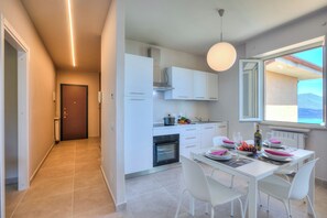 Appartement familial, plusieurs chambres, côté montagne (The Golden View) | Cuisine privée | Réfrigérateur, four à micro-ondes, un four, surface de cuisson