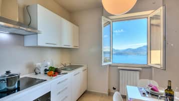 Appartement Familial, 2 chambres, balcon, côté montagne (The Golden View: 2-Bed Apartment w/) | Cuisine privée | Grille-pain