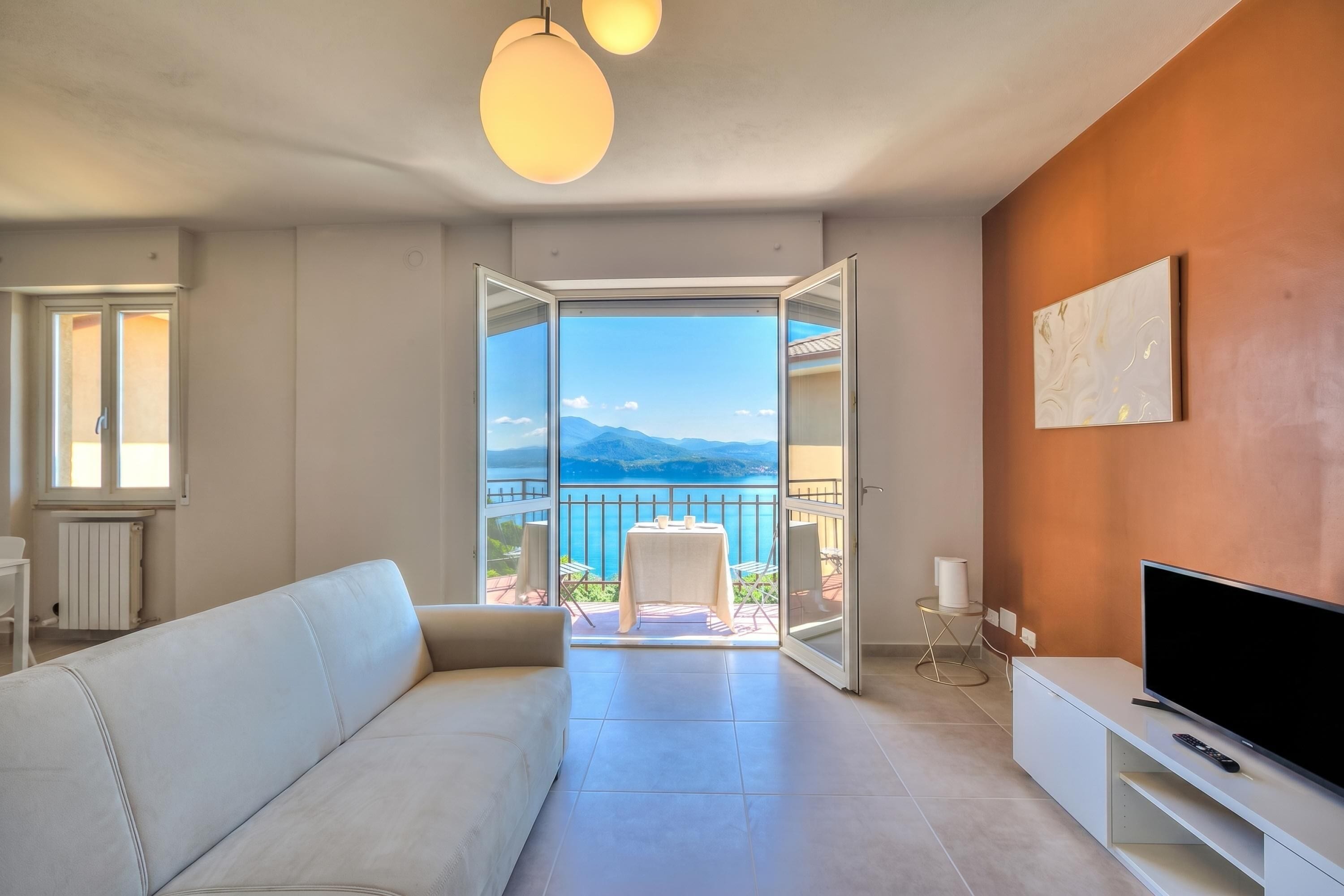 Appartamento familiare, camere multiple, lato montagna (The Golden View) | Area soggiorno | TV a schermo piatto