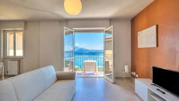 Appartamento familiare, camere multiple, lato montagna (The Golden View) | Area soggiorno | TV a schermo piatto