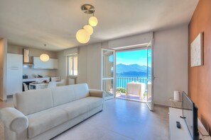 Appartamento familiare, camere multiple, lato montagna (The Golden View) | Area soggiorno | TV a schermo piatto