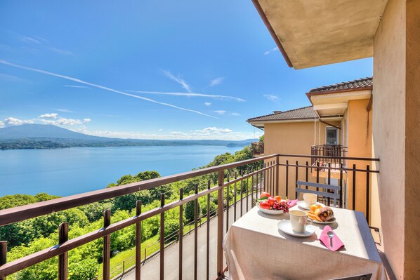 ファミリー アパートメント 2 ベッドルーム バルコニー マウンテンサイド (The Golden View: 2-Bed Apartment w/) | 屋外ダイニングエリア