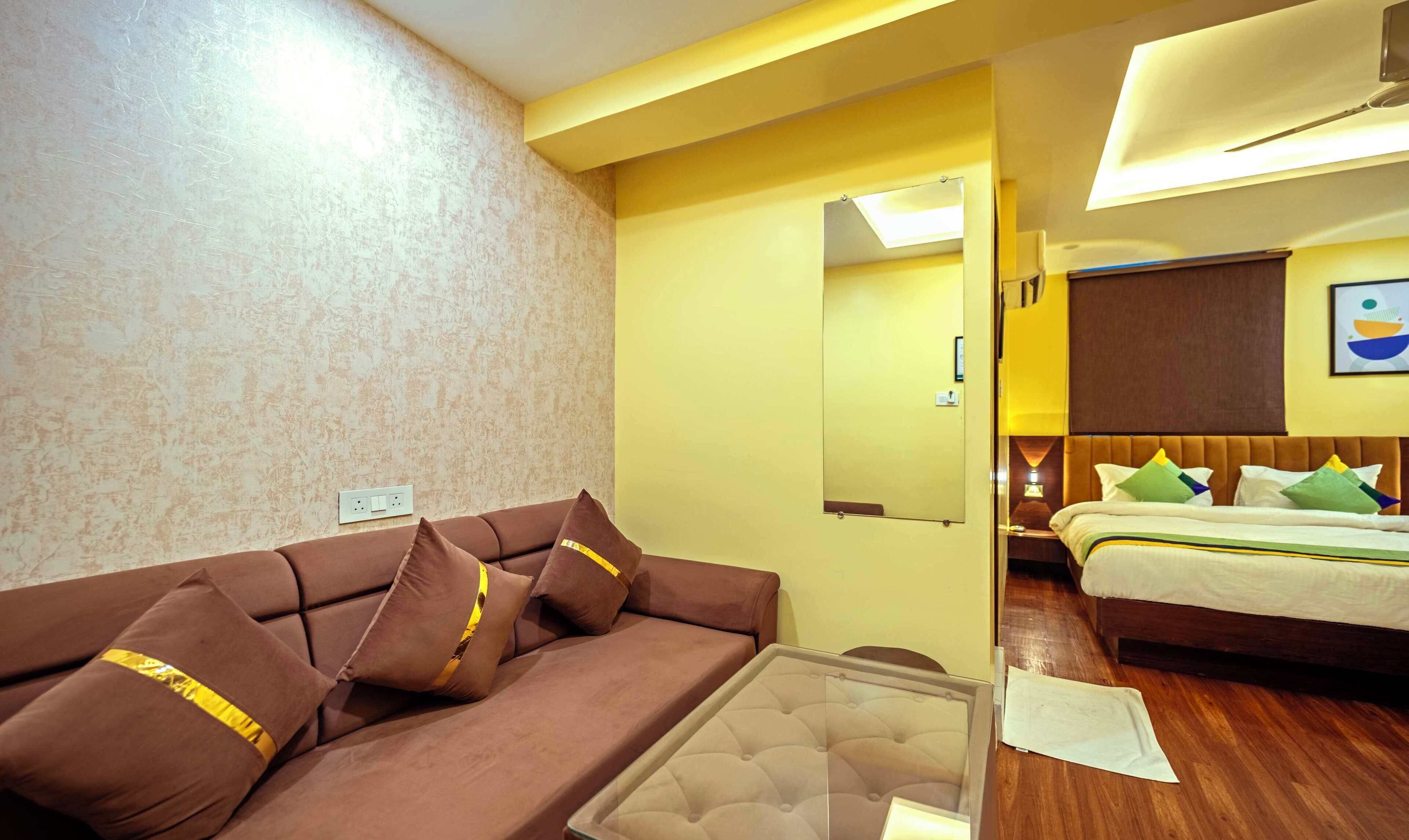 Deluxe-huone | Tallelokero huoneessa, työpöytä, lisävuoteet, vuodevaatteet