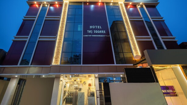 Un edificio moderno di un hotel con un cartello ben visibile con la scritta "HOTEL TJS SQUARE".