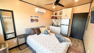 1 bedroom, desk, WiFi, bed sheets