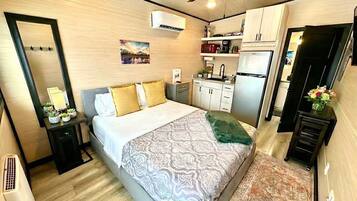 1 bedroom, desk, WiFi, bed sheets