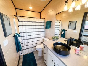 Dusche, Haartrockner, Handtücher