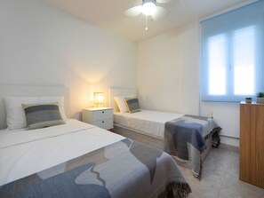2 slaapkamers, een bureau, een strijkplank/strijkijzer, wifi