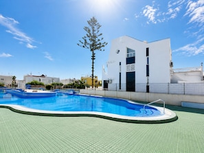 Pool - Charming Upper Bungalow with Terrace and Communal Pool in Torrevieja (Torrevieja)