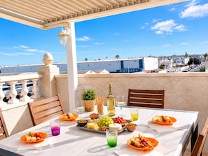 Outdoor dining - Charming Upper Bungalow with Terrace and Communal Pool in Torrevieja (Torrevieja)