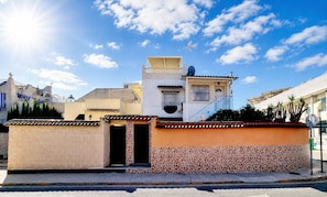 Exterior - Charming Upper Bungalow with Terrace and Communal Pool in Torrevieja (Torrevieja)