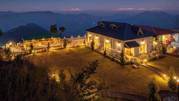 Un hôtel bien éclairé, doté de nombreuses chambres, d’un vaste espace extérieur et offrant une vue sur les montagnes environnantes.