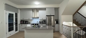 Elegant Townhome in Prestigious Woodbridge Estate, Vaughan (Selena)