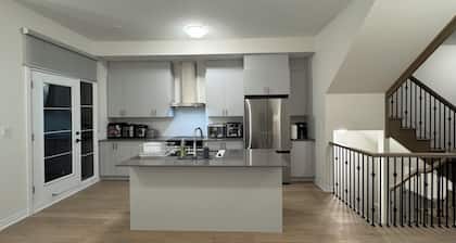 Elegant Townhome in Prestigious Woodbridge Estate, Vaughan (Selena)