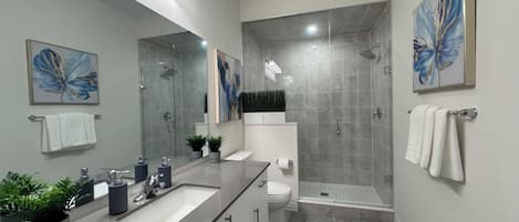 Dusche, Haartrockner, Handtücher, Seife
